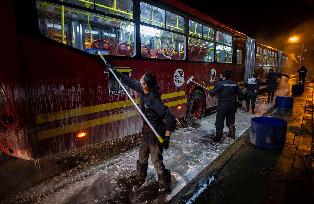 Transmilenio invierte en promedio $1.700 millones de pesos al mes en desinfección de buses, portales y estaciones, pero esta suma ha subido desde que se desató la pandemia. Foto de Esteban Vega/SEMANA.