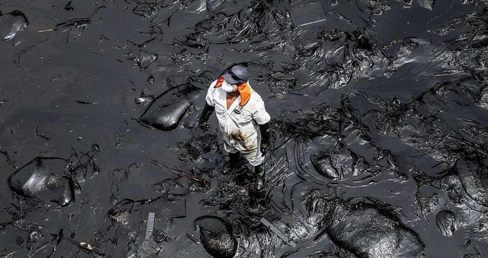 El derrame generó una grave crisis medio ambiental las costas del país. 