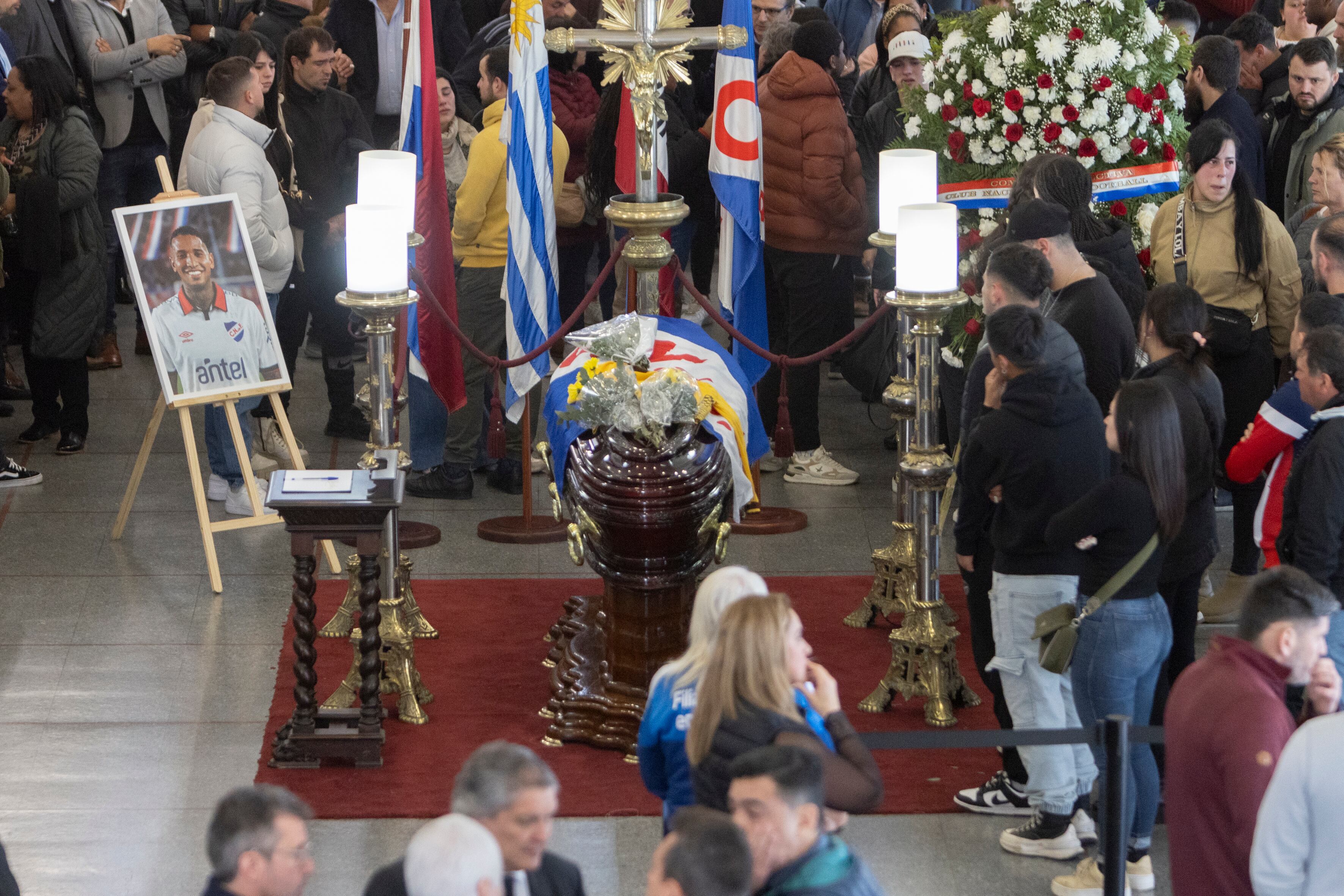 MONTEVIDEO, URUGUAY - AUGUST 29: Relatives and friends mourn the remains of Juan Izquierdo during a wake at Sede Social y Complejo Deportivo del Gran Parque Central on August 29, 2024 in Montevideo, Uruguay. Juan Izquierdo, player of Nacional de Montevideo, collapsed at minute 84 during the Copa Libertadores game against Sao Paulo on August 22. The 27 year-old player was rushed to the Albert Eisntein Hospital where he was at the ICU until August 27 when he died of a 'cardiorespiratory arrest associated with his cardiac arrhythmia'. (Photo by Ernesto Ryan/Getty Images)
