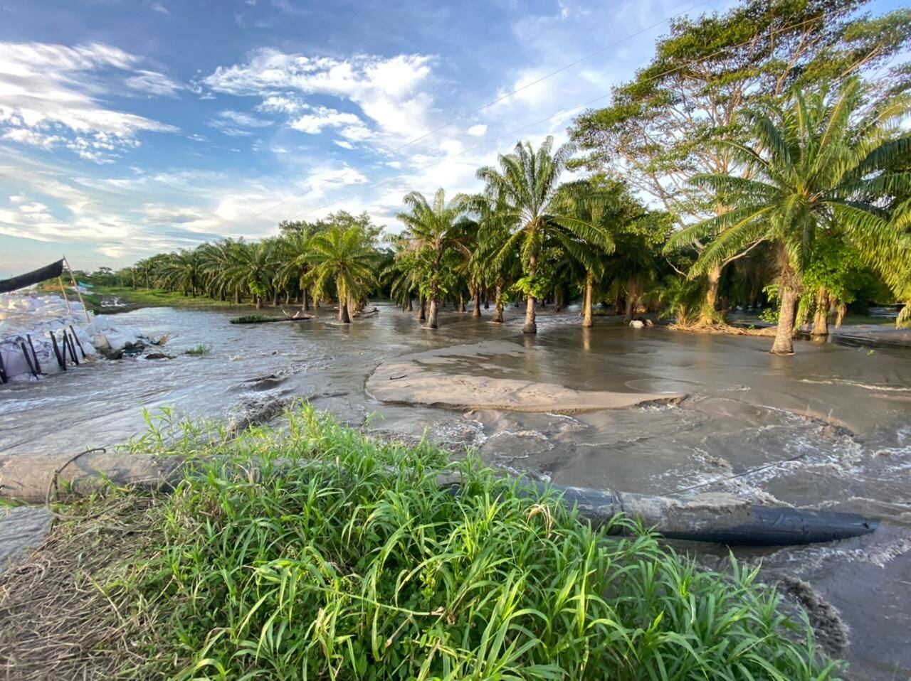 Hace cuatro meses las veredas están inundadas.