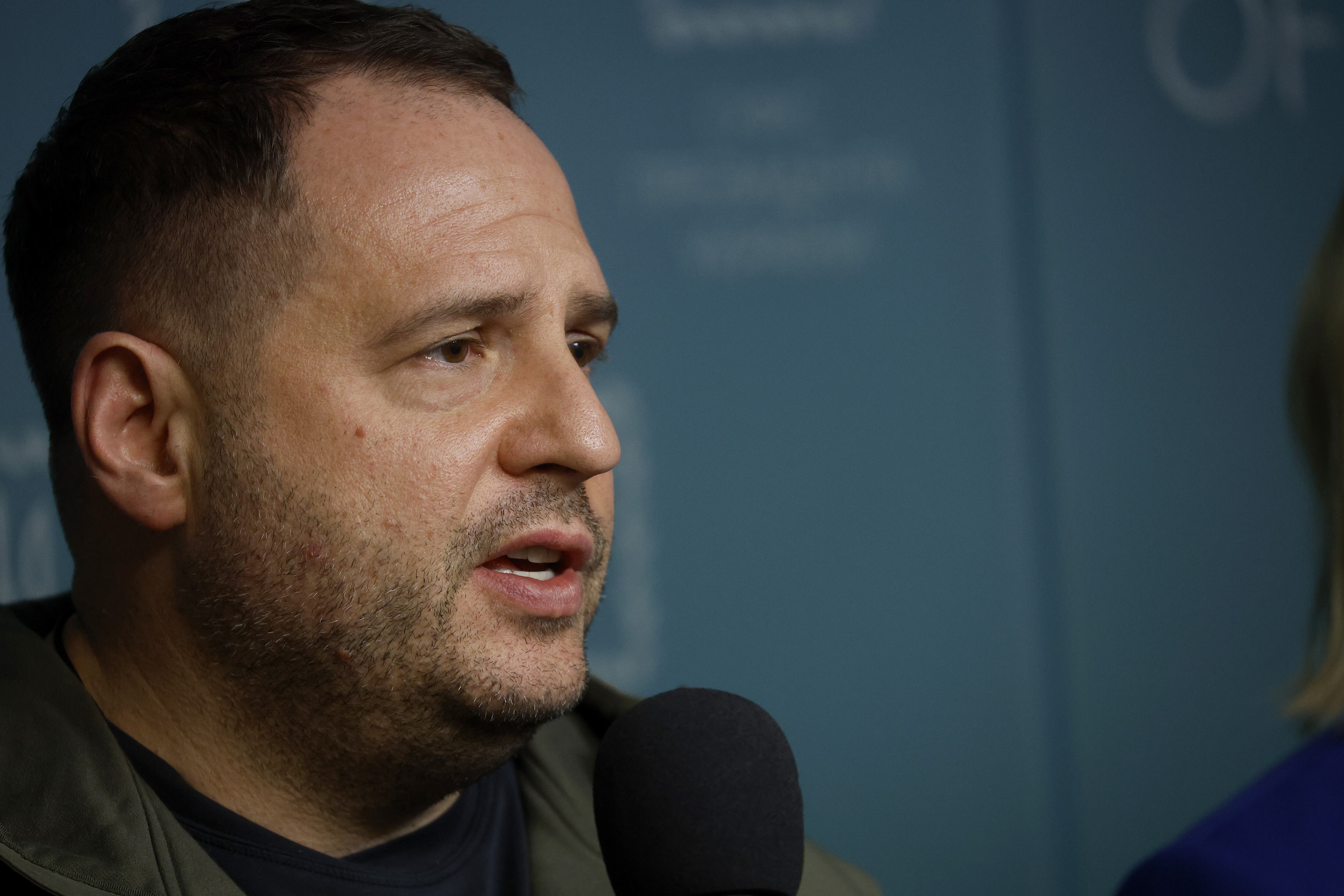 El Jefe de la Oficina del Presidente de Ucrania, Andrii Yermak, habla durante la sesión informativa sobre el Regreso de los Defensores de Ucrania del cautiverio ruso, Kiev, capital de Ucrania.