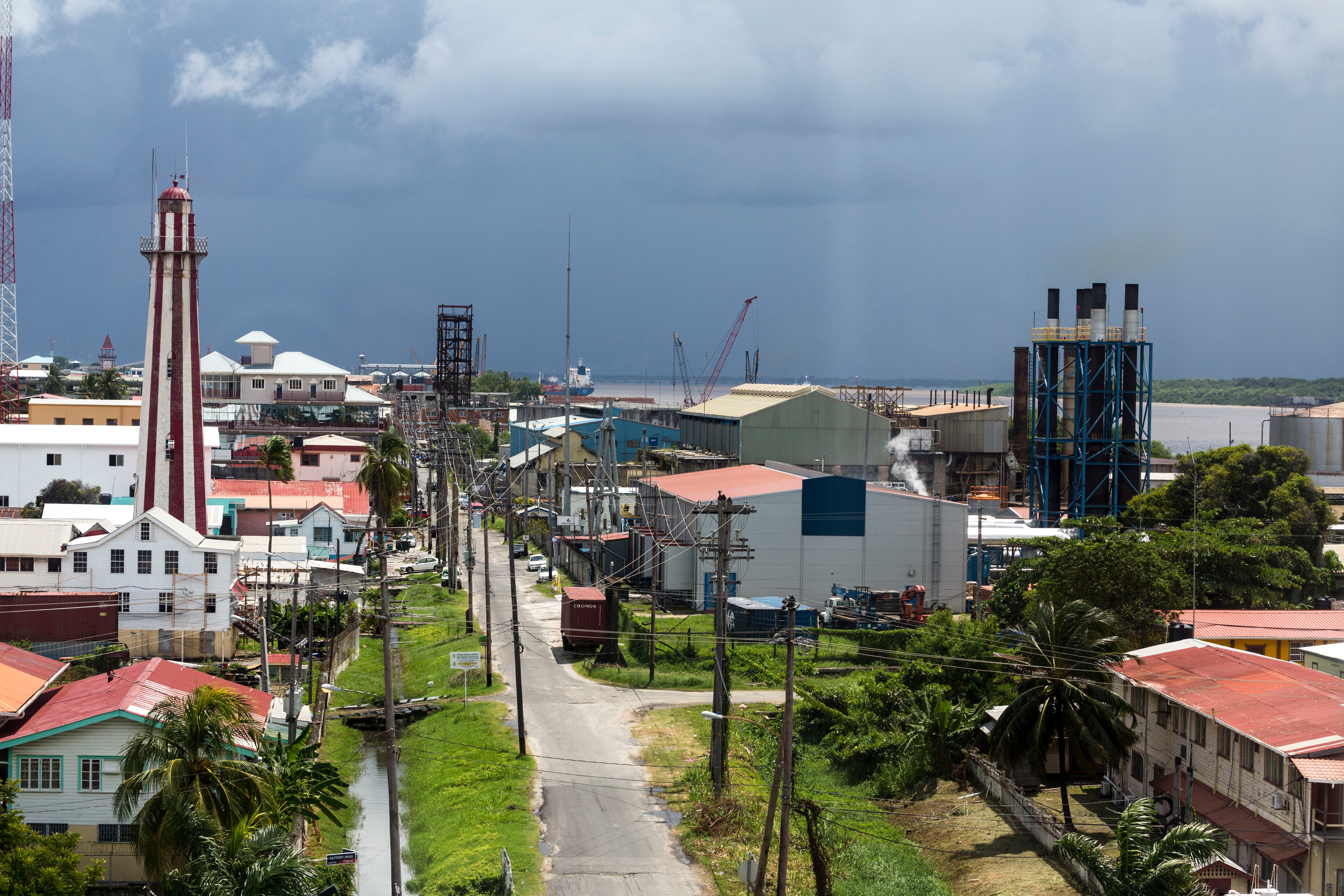 El Faro de Georgetown, Guyana, fue construido con ladrillo en 1830 para reemplazar uno anterior de madera construido por los holandeses. Tiene forma octogonal y se eleva 103 pies. Es un Monumento Nacional de Guyana.