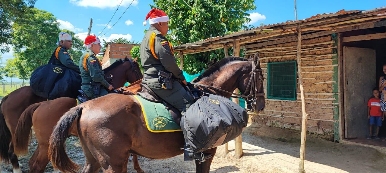Policías entregando regalos