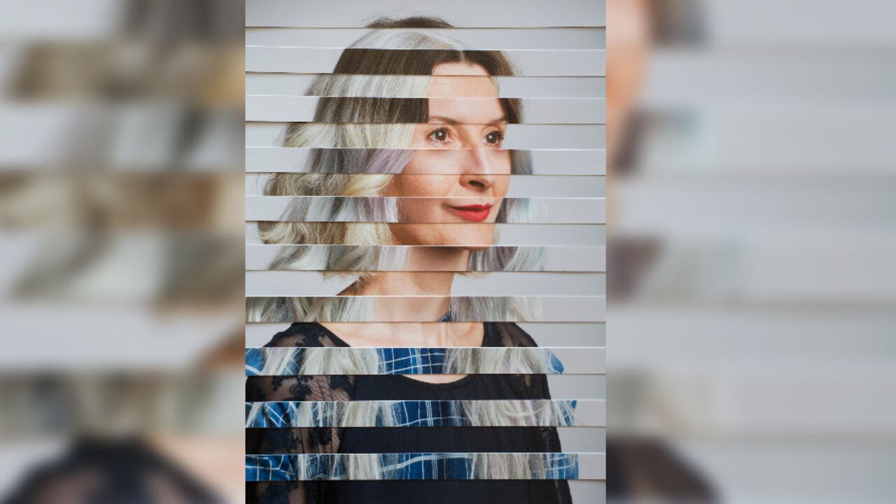 Foto de referencia de una mujer con diversos aspectos físicos