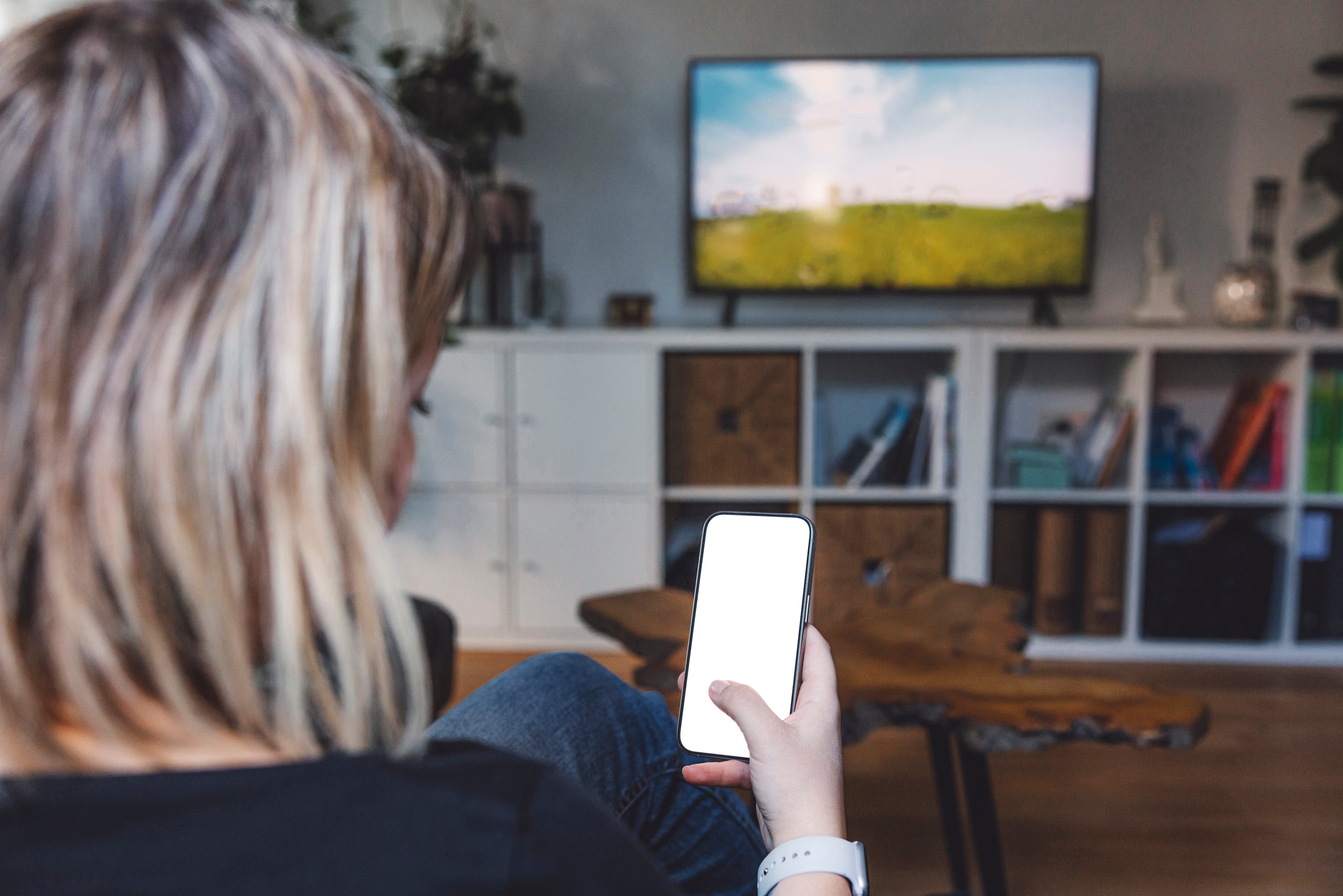 Cada vez más personas utilizan el celular como control remoto para manejar el televisor.