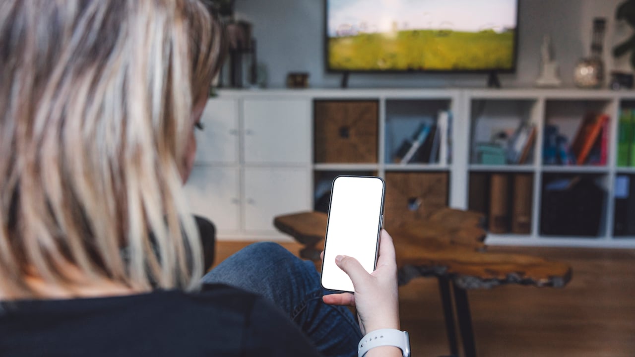 Cada vez más personas utilizan el celular como control remoto para manejar el televisor.