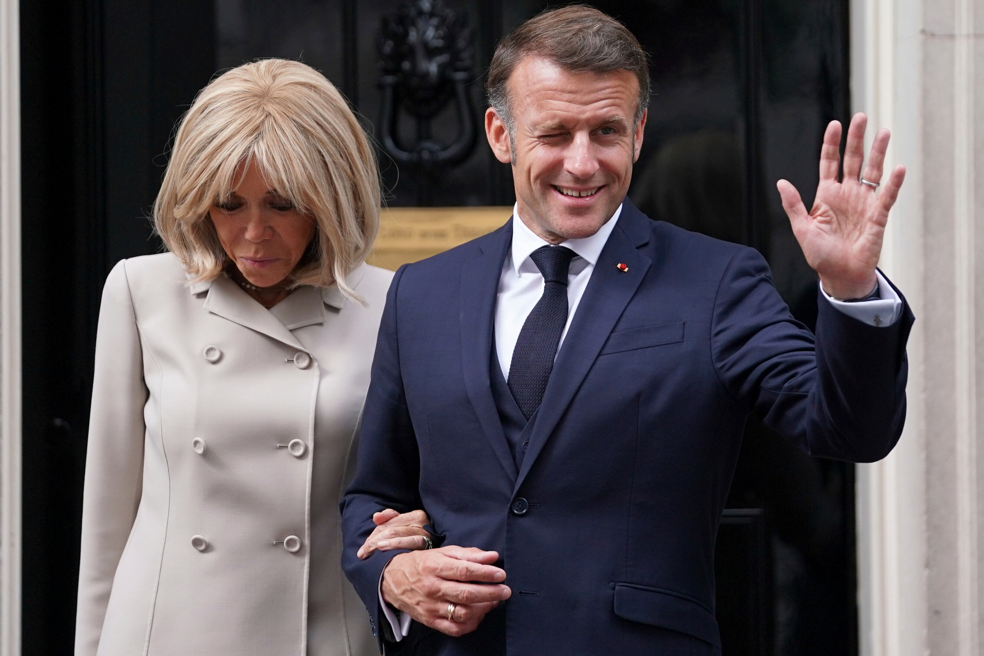 Emmanuel Macron junto a su esposa, antes del nuevo desplante.