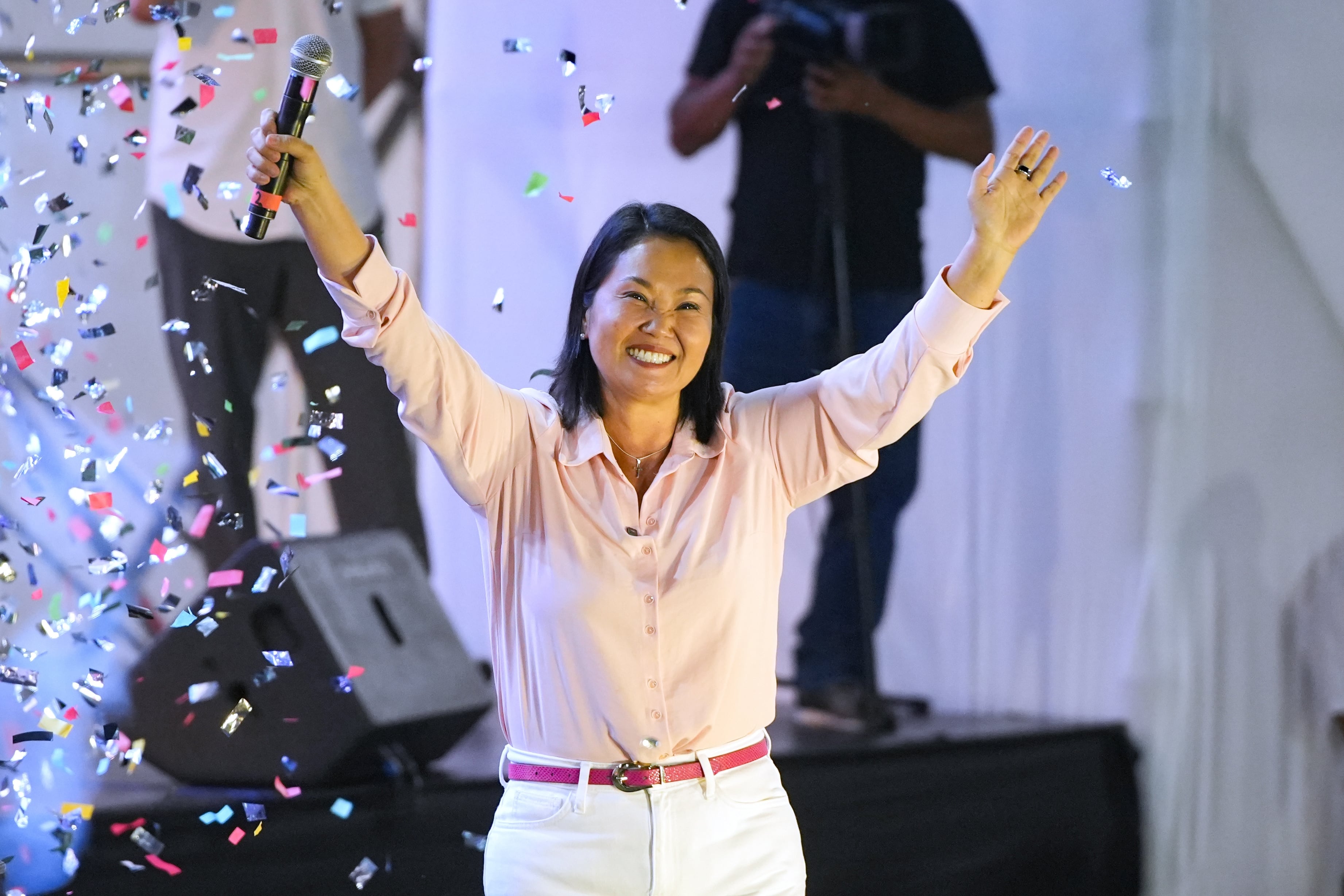 La candidata presidencial Keiko Fujimori, del partido Fuerza Popular, saluda a sus simpatizantes en el distrito de San Juan de Lurigancho en Lima, Perú.