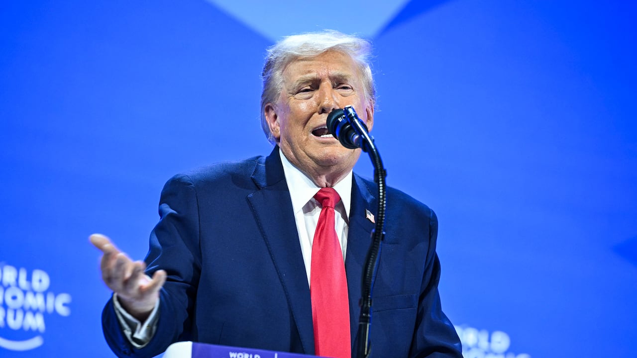 El presidente de Estados Unidos, Donald Trump, hace un gesto durante su discurso especial durante la reunión anual del Foro Económico Mundial (FEM) en Davos el 21 de enero de 2026.