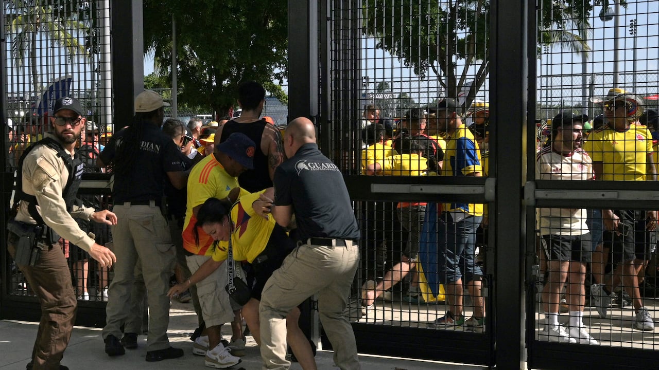 Masiva deportación: 2.000 colombianos serán expilsados de Estados Unidos tras colarse en la final de la Copa América entre Colombia y Argentina
(Foto JUAN MABROMATA / AFP)