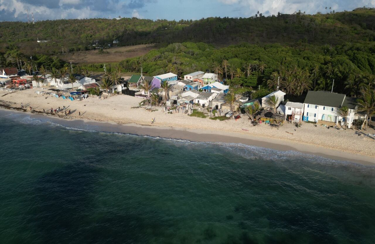 De las tareas principales de la Gobernación de San Andrés destaca la articulación con  diferentes instituciones departamentales para limpiar todos los días más de siete kilómetros de playas rurales, permitiendo extraer hasta 700 kilogramos de residuos sólidos al mes.