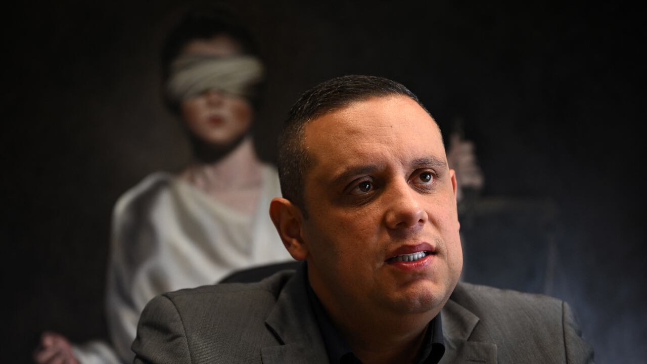 El abogado colombiano Ricardo Giraldo de las Autodefensas Gaitanistas de Colombia (AGC) habla durante una entrevista con AFP en Medellín. Foto: AFP / Raúl Arboleda