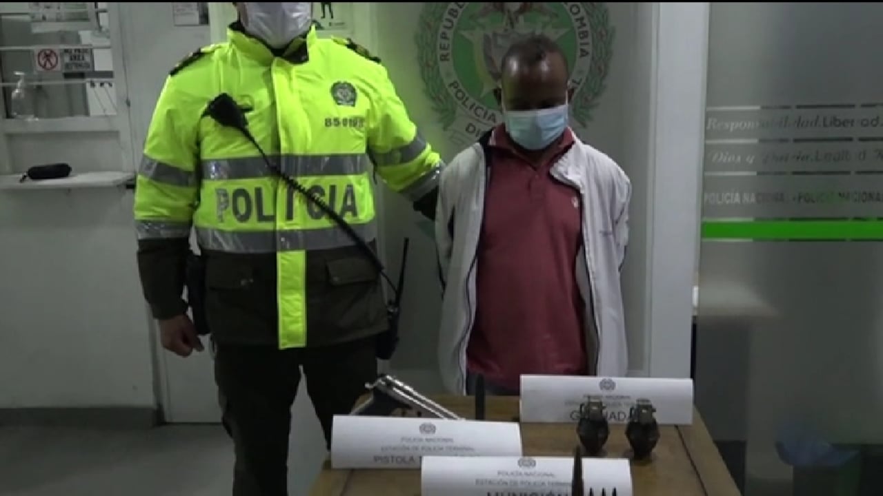 Capturan a un hombre en el Terminal de Transporte de Salitre al llevar en su equipaje granadas y una pistola