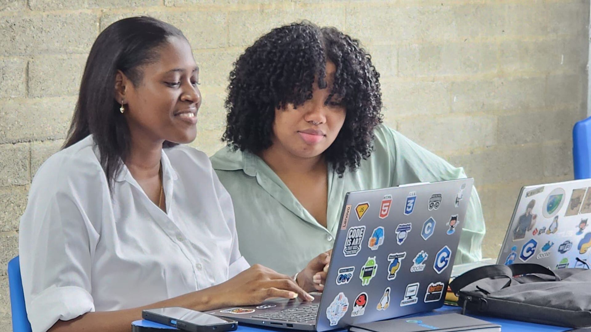 Jóvenes de Buenaventura acceden a formación gratuita en tecnología para ampliar sus oportunidades laborales.