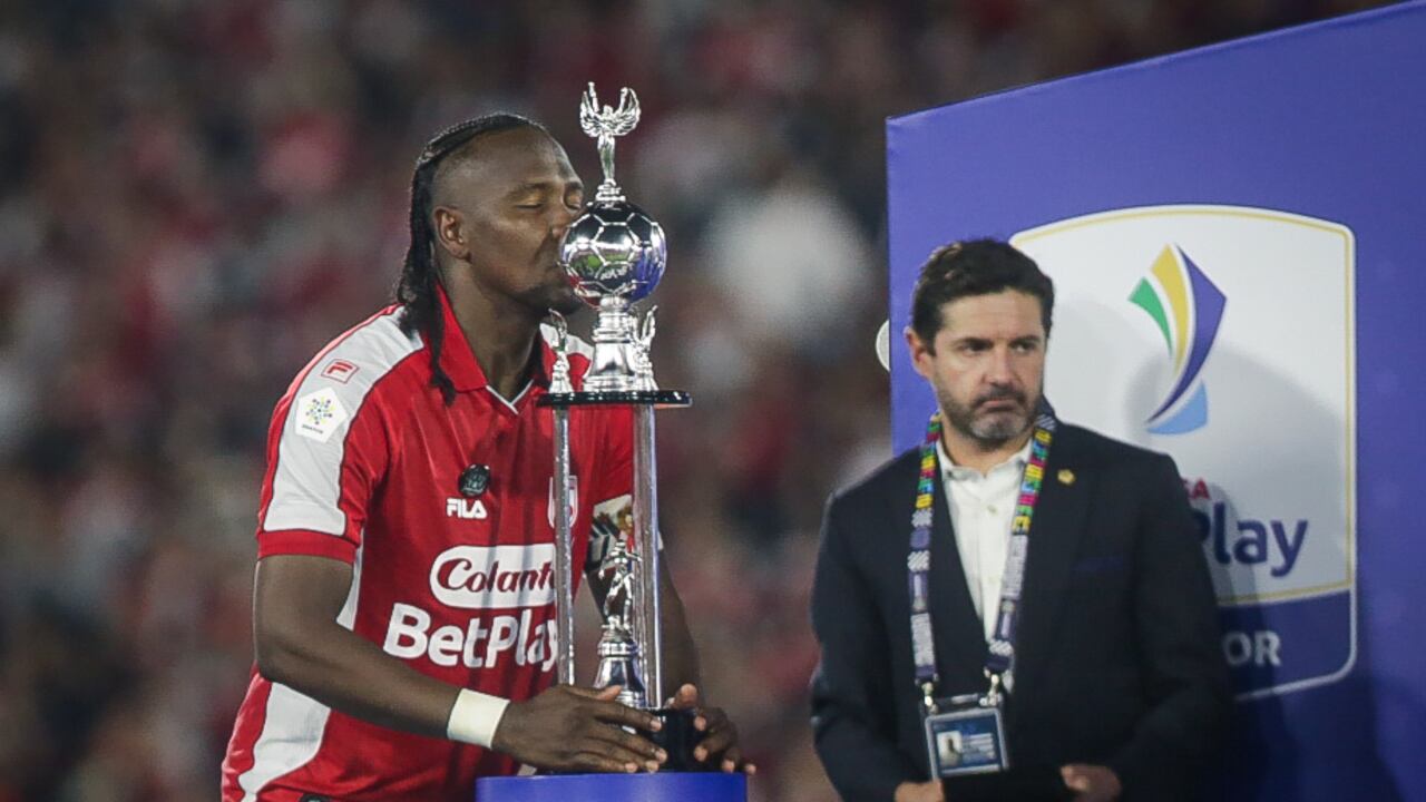 Hugo Rodallega besando el trofeo de la Superliga 2026