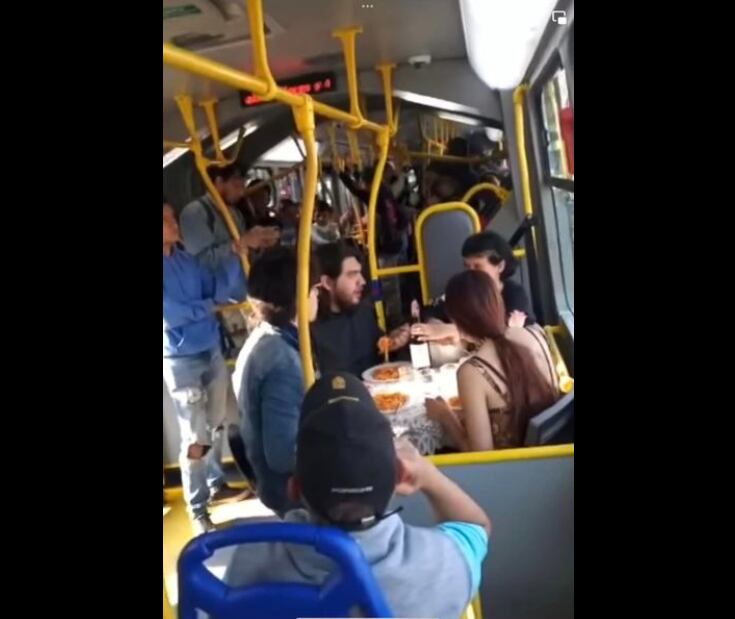 Comedor dentro de TransMilenio.