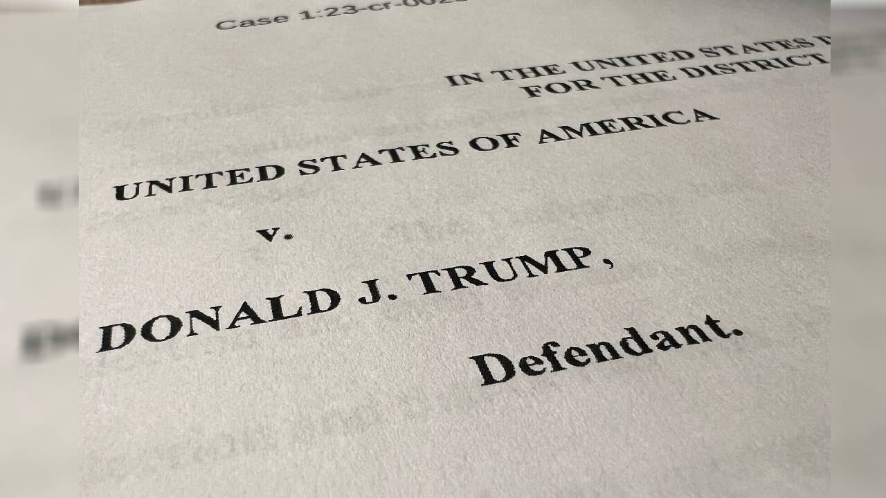La primera página de una acusación contra el expresidente estadounidense, Donald Trump.