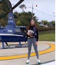 La influencer posó en su cuenta de Instagram con billetes, junto a un helicóptero.
