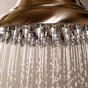 Expertos indican que bañarse todos los días con agua caliente puede generar caspa y caída del cabello. Foto: Getty images.