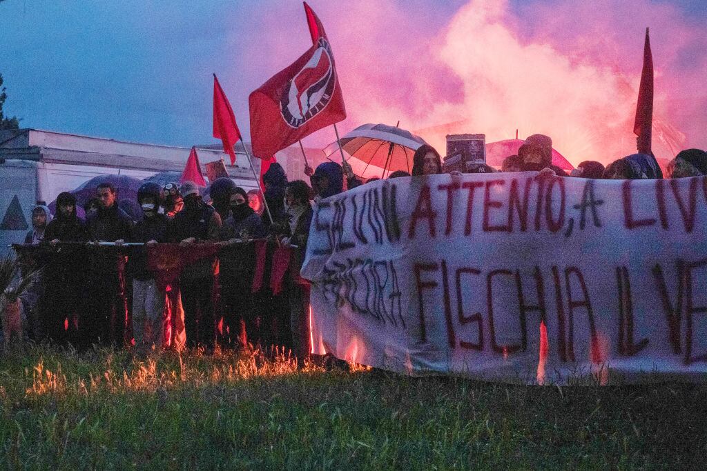 Manifestantes fuera del hospital de Piombino, pidiendo justicia para las víctimas de Fausta Bonino y mejor seguridad en los hospitales.