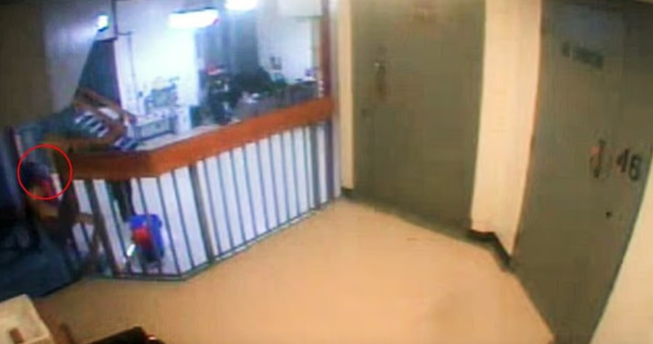 En las imágenes se puede ver a Epstein caminando con algunos guardas de seguridad