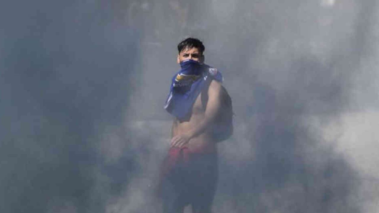 Algunos jóvenes chilenos protagonizaron episodios violentos en el marco de las protestas en el país. Foto:Getty Images/BBC