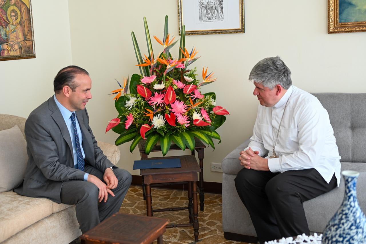 Alejandro Eder, alcalde de Cali, se reúne con el monseñor Dagoberto Campos Salas, Nuncio Apostólico en Ecuador y enviado extraordinario de la Santa Sede a la posesión presidencial de Abelardo de la Espriella.