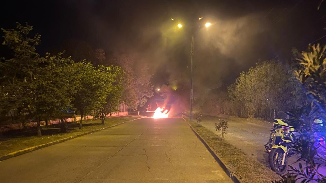 Unos de los vehículos incinerados en Tuluá