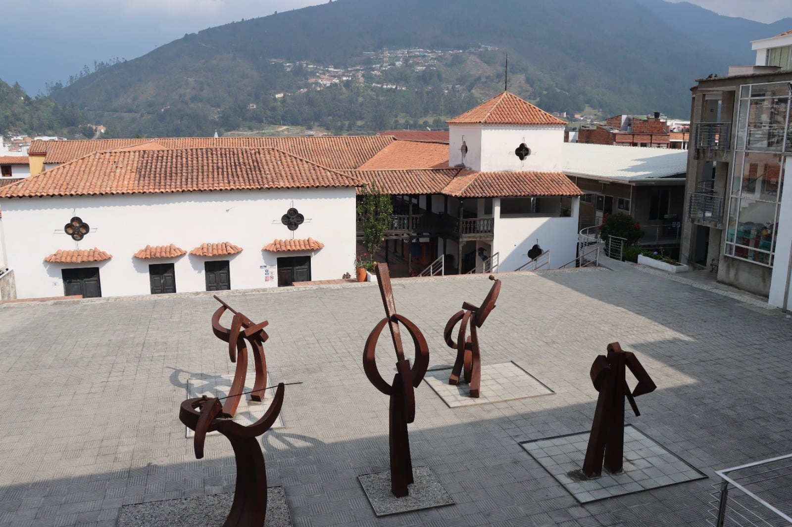 La institución, con 64 años de historia, se destaca por su compromiso con la formación integral de profesionales
