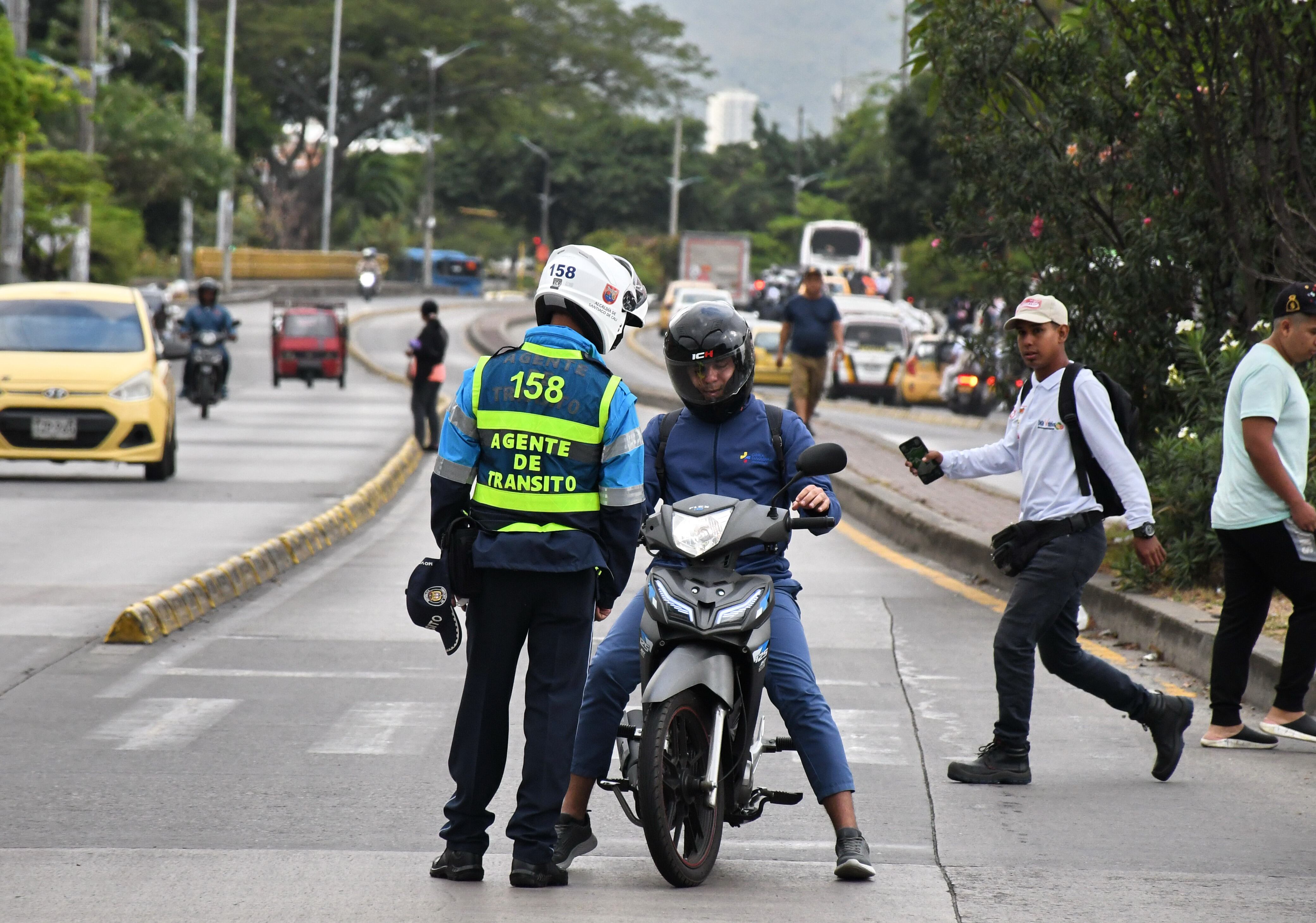 Cali: Autoridades incrementan controles contra la piratería y motociclistas en el oriente de la Ciudad. Foto José L Guzmán. El País