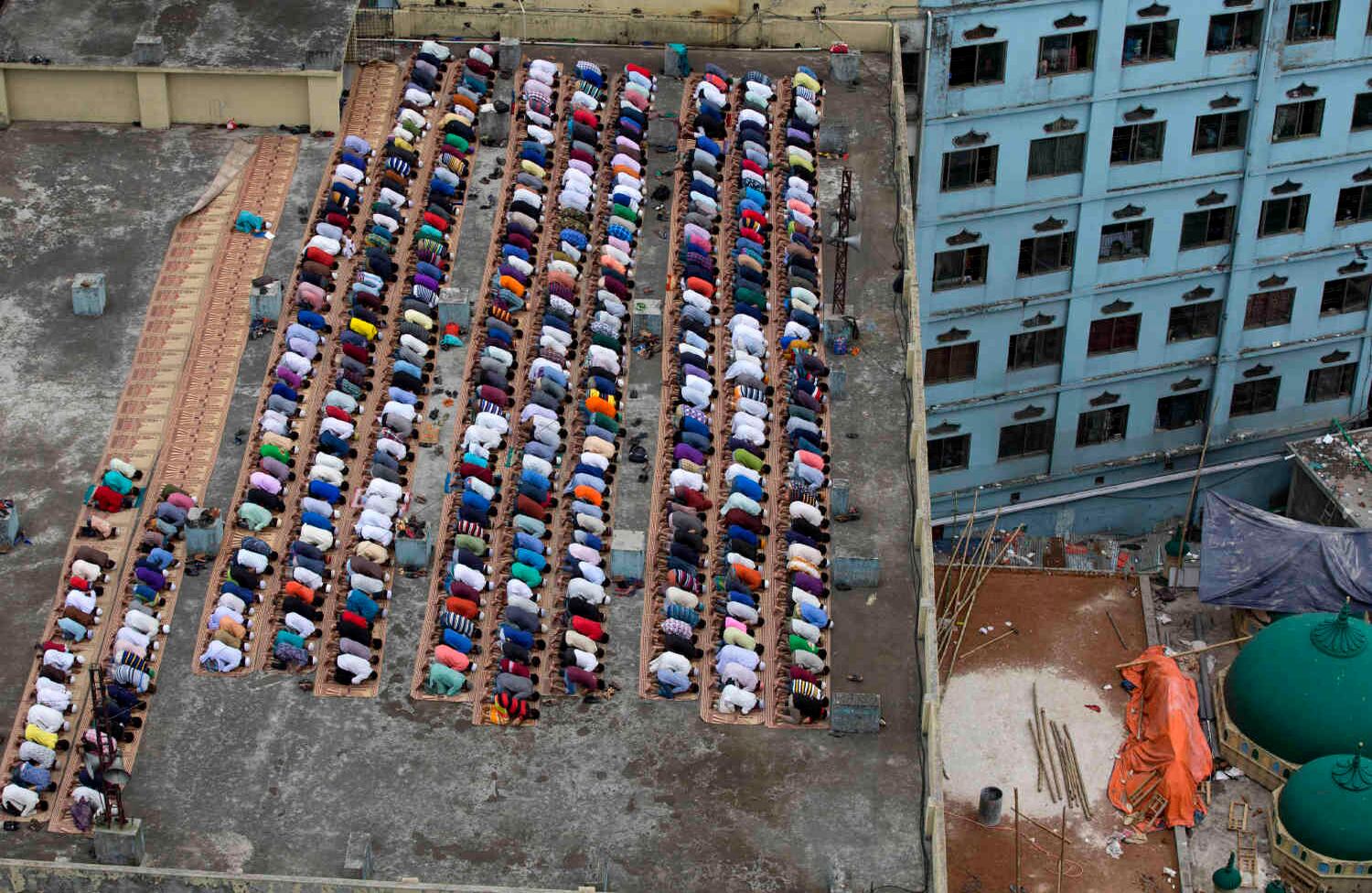 Ramadán en Dhaka: Los musulmanes de Bangladesh ofrecen la oración del viernes en la azotea de una mezquita durante el mes sagrado islámico del Ramadán. A.M. Ahad / AP