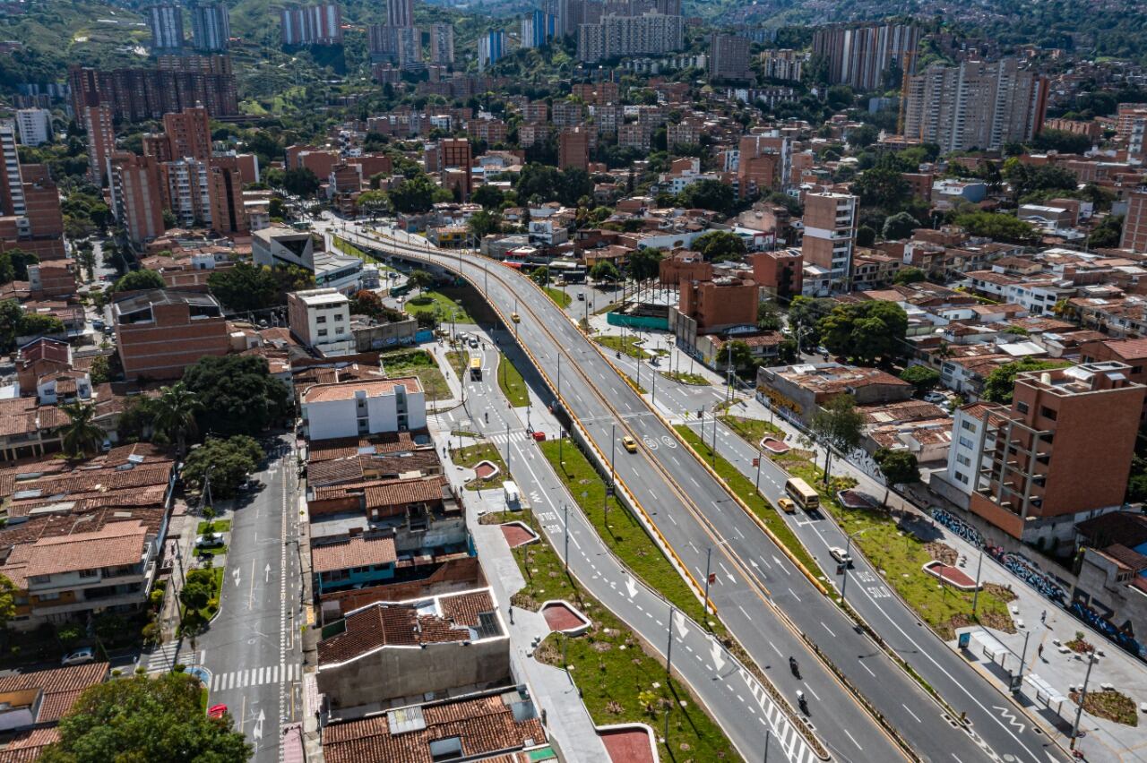 Por medio del botón Paga Fácil, en la franja de pago de impuestos que se encuentra en la página web www.medellin.gov.co, se puede cumplir con esta obligación.