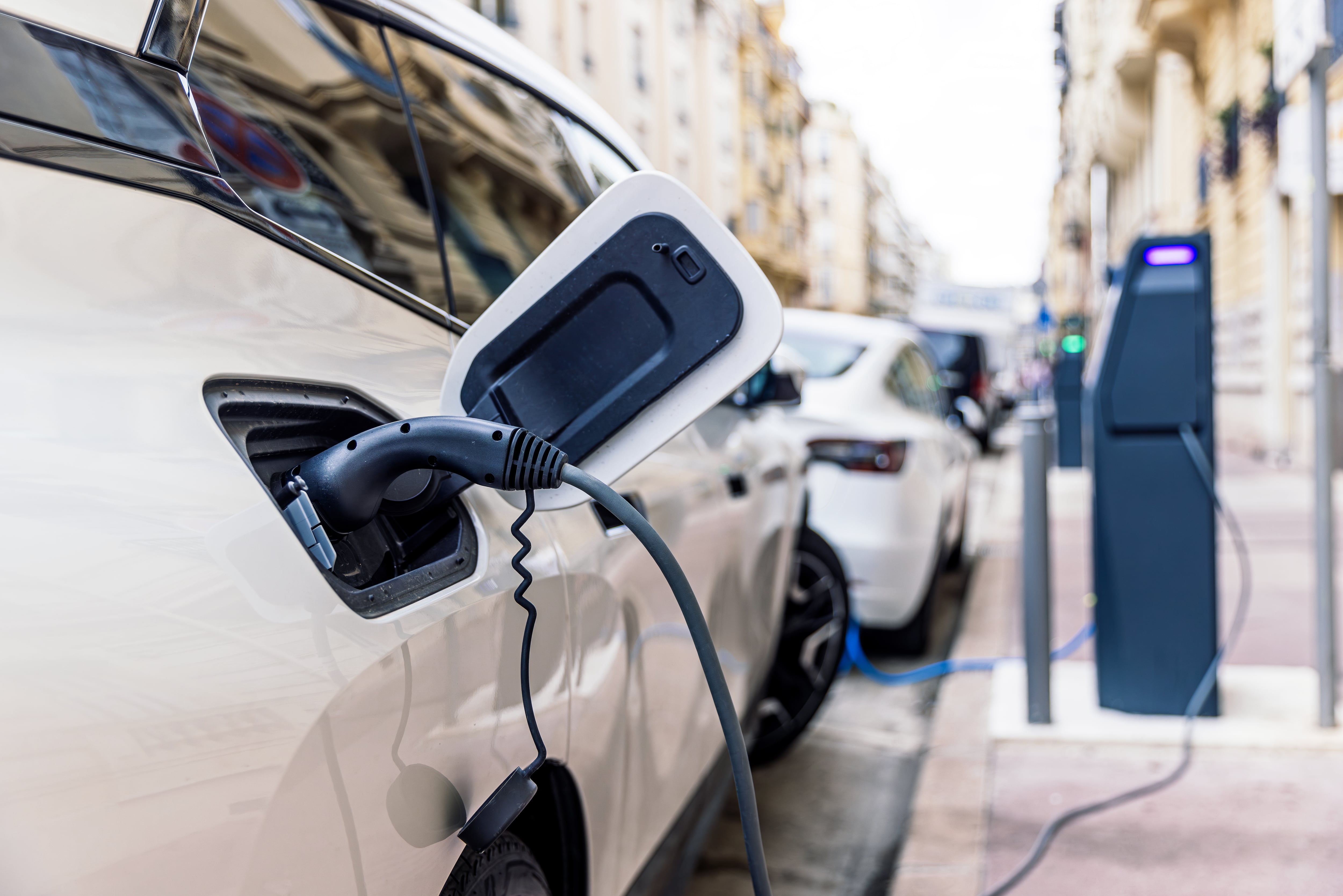 El rendimiento energético de un carro eléctrico puede variar según el peso, tamaño y condiciones de conducción.