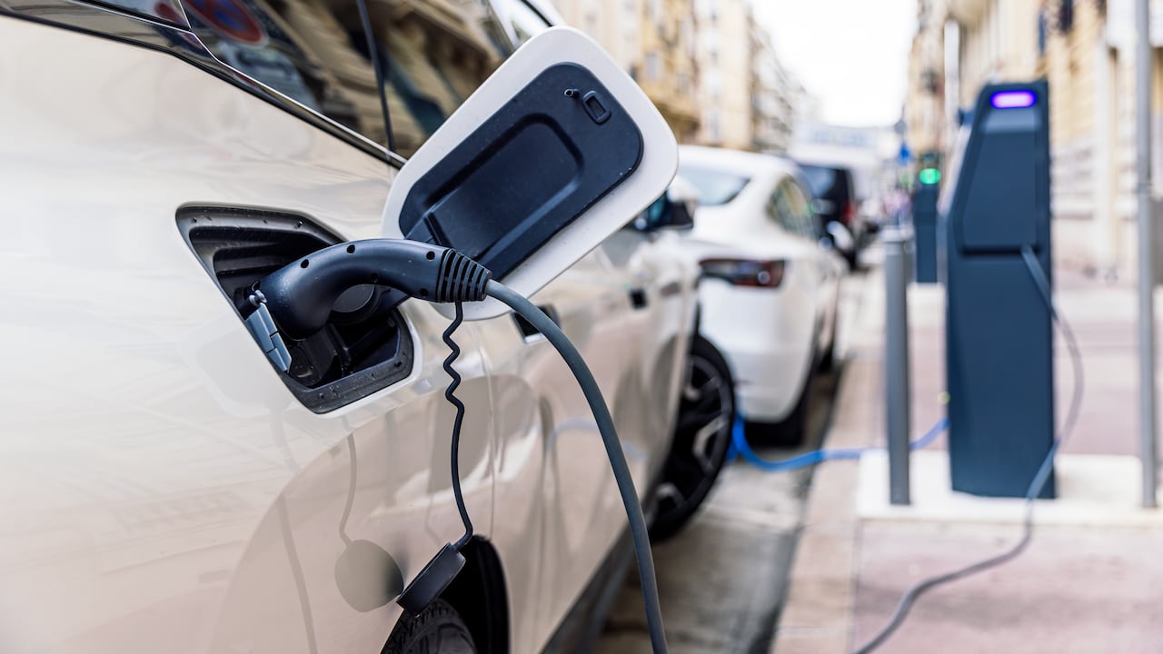 El rendimiento energético de un carro eléctrico puede variar según el peso, tamaño y condiciones de conducción.