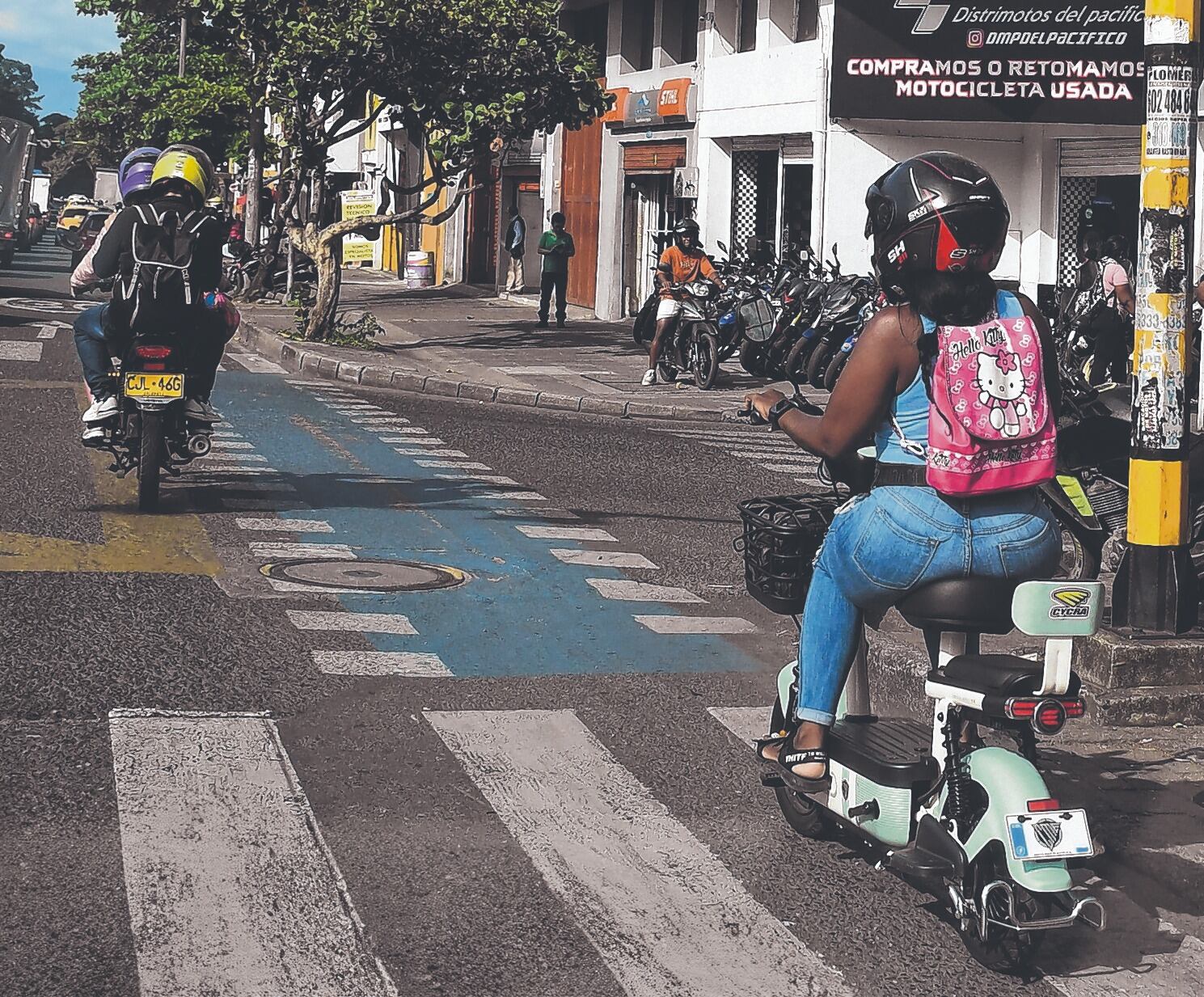 Decenas de motos eléctricas sin matrícula circulan a diario por las calles de Cali. Su utilización de las ciclorrutas genera debate sobre la falta de regulación y de seguridad.