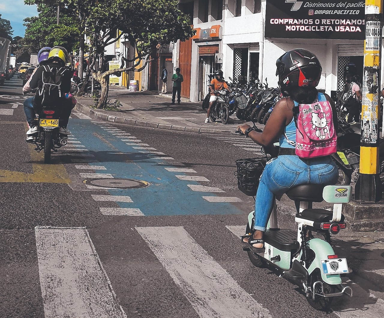 Decenas de motos eléctricas sin matrícula circulan a diario por las calles de Cali. Su utilización de las ciclorrutas genera debate sobre la falta de regulación y de seguridad.