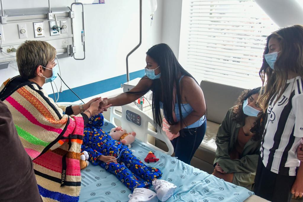 El mandatario estuvo acompañado de la primera dama, Verónica Alcocer y sus hijas Sofía y Antonella, con quienes pasó revista a la atención médica y sicológica que están recibiendo los menores y quienes se encuentran fuera de peligro, según las valoraciones de los especialistas.