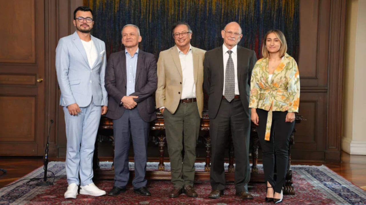 Luis Carlos Leal, exsuperintendente de Salud, junto al presidente Gustavo Petro, Laura Sarabia y Carlos Ramón González.