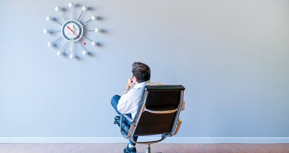 Hombre mirando el reloj