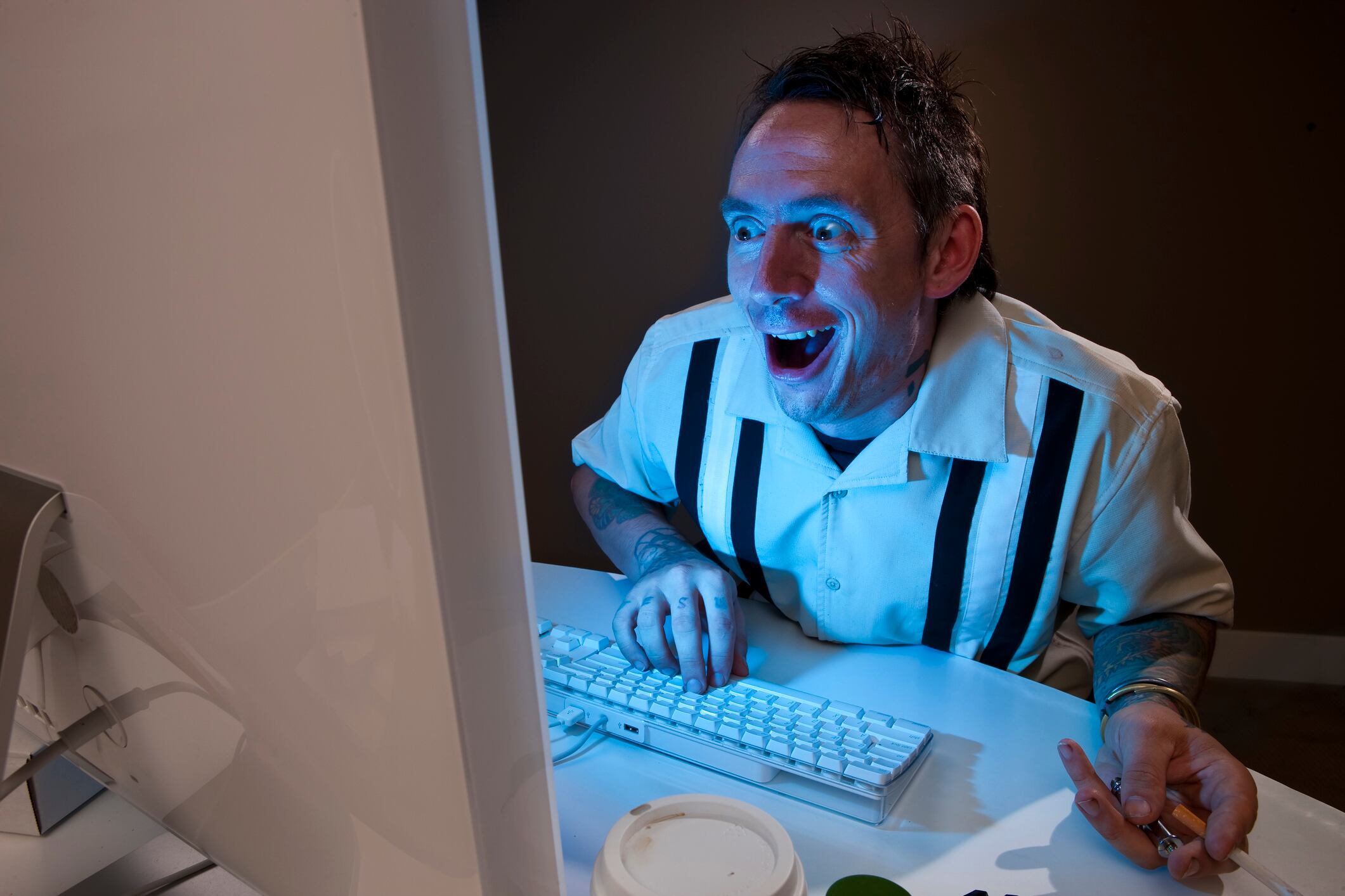 Cibernauta viendo videos eróticos en internet.