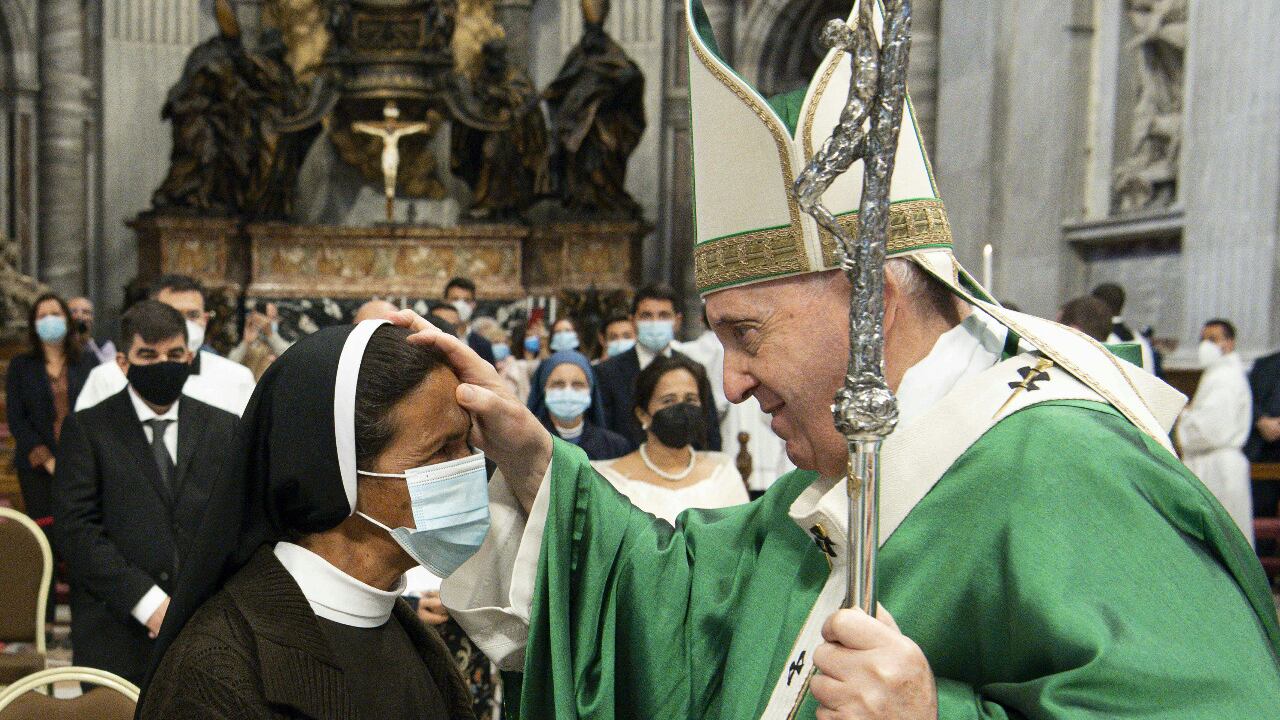 La recién liberada de su secuestro por casi cuatro años, la monja Gloria Narváez acudió este domingo al Vaticano, y recibió la bendición del Papa Francisco.