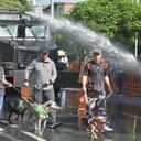Una tanqueta brindó hidratación a mascotas y dueños.
