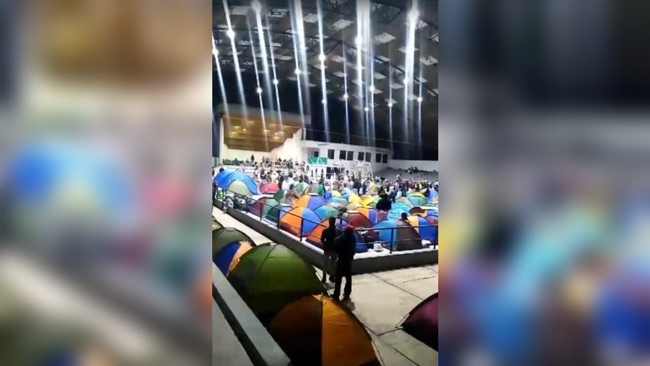 Las personas instalaron carpas en el centro educativo.