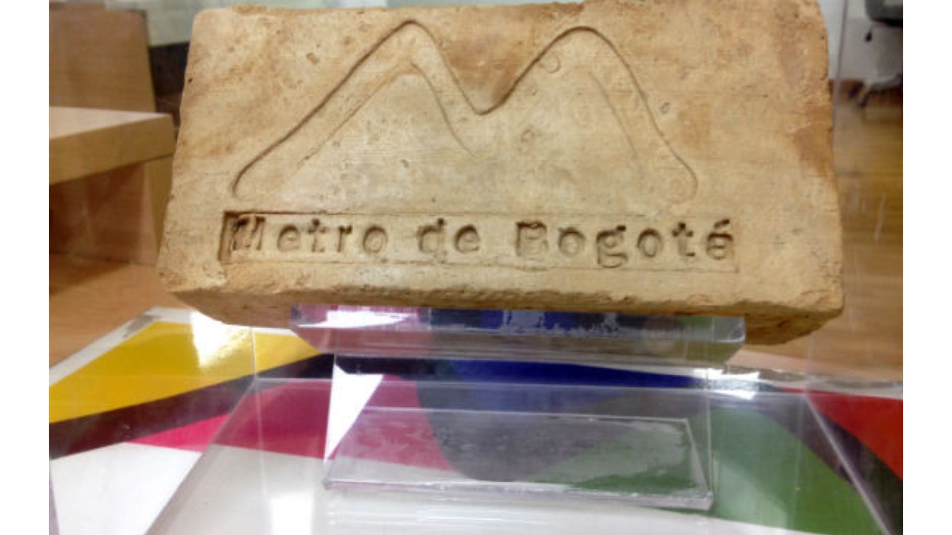 Un ladrillo asociado al Metro de Bogotá ilustra el potencial de reutilizar materiales provenientes de la construcción en nuevas obras de la ciudad.
