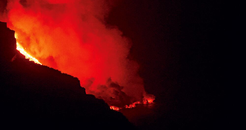 El volcán de La Palma hizo contacto con el mar y ahora preocupa la liberación de gases tóxicos y explosiones. Foto: AFP