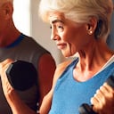 Expertos en medicina indican que los adultos mayores pueden hacer ejercicio de fuerza para retrasar la pérdida de músculo.