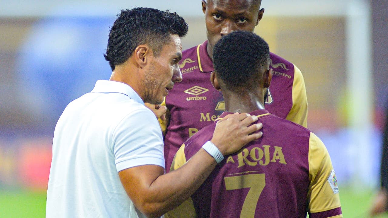 Lucas González dando instrucciones a sus dirigidos en el Deportes Tolima.