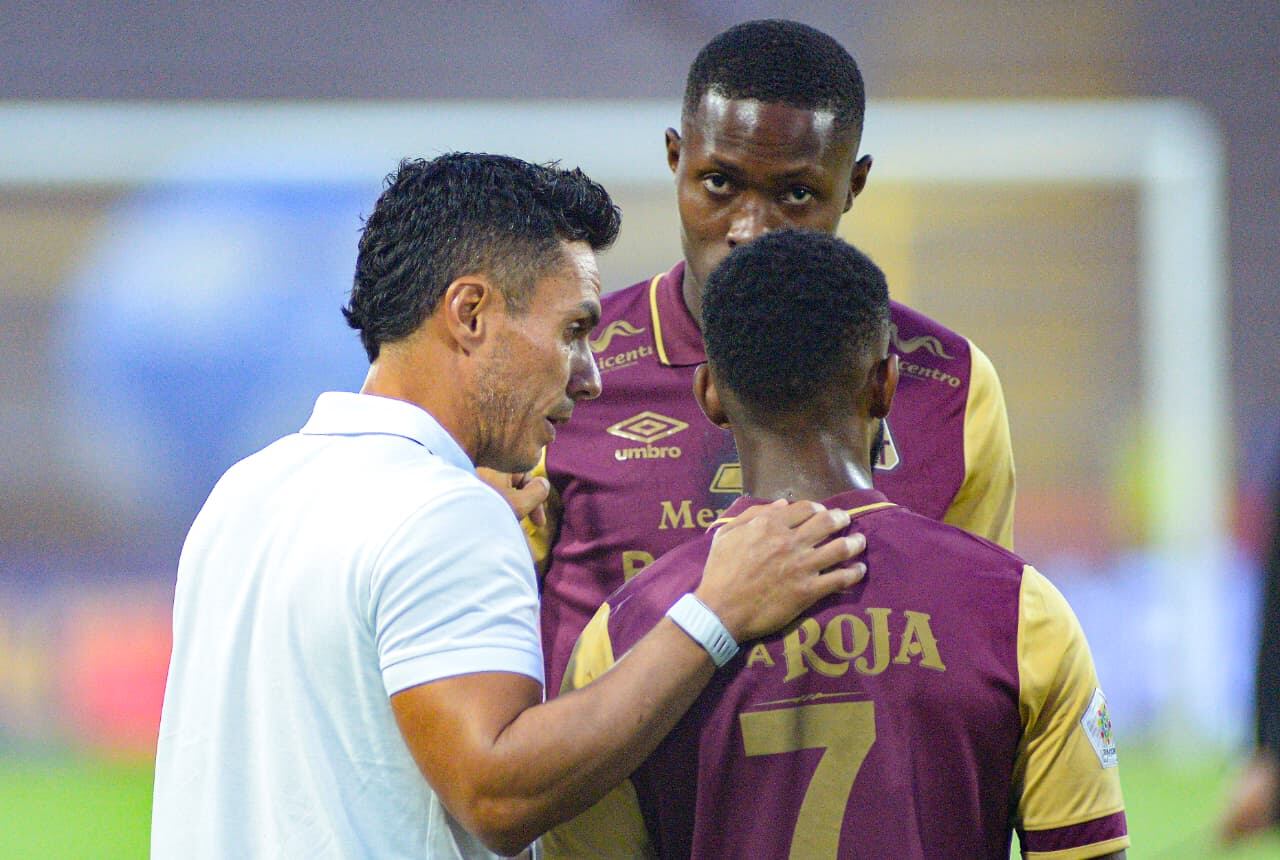 Lucas González dando instrucciones a sus dirigidos en el Deportes Tolima.