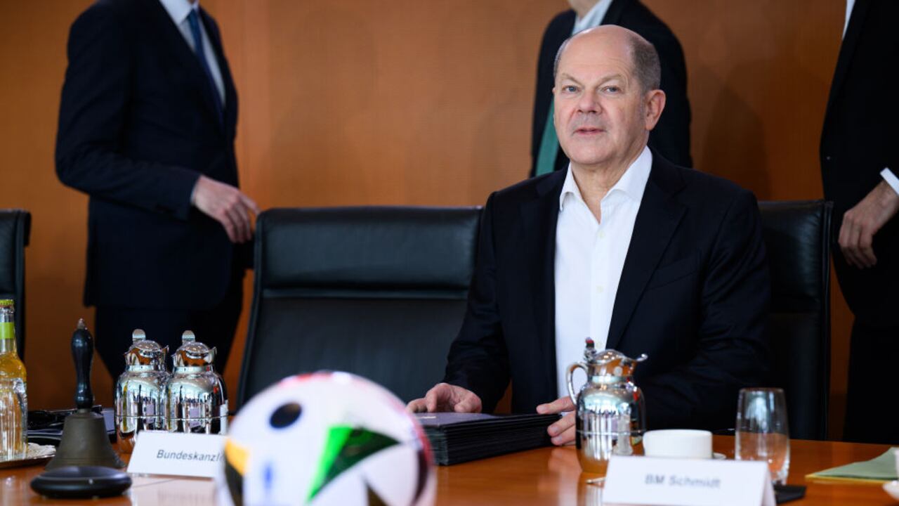 El canciller alemán, Olaf Scholz, en Berlín (Alemania) junto al balón oficial de la Eurocopa 2024, que tendrá lugar en ese país (Foto: Bernd von Jutrczenka alliance via Getty Images)
