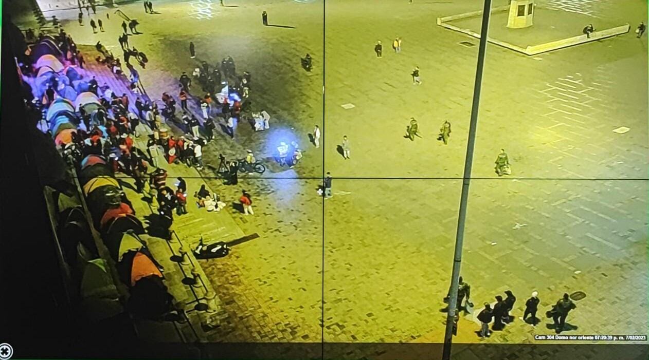 Comunidades indígenas se asentaron en la entrada del Congreso y armaron una especie de campamento.